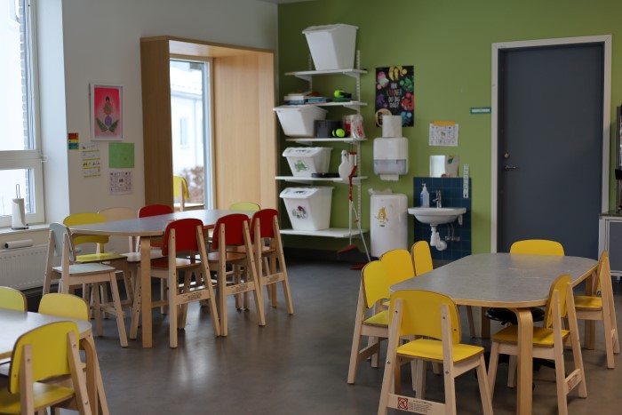 Bord och stolar inomhus.