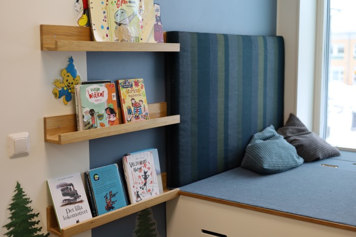 Läshörna och bokhylla.